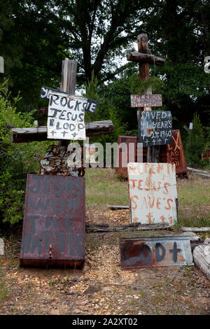 Rauhe hölzerne Kreuze und Peeling hand beschriftete Schilder Lager Bibel schrift Fragmente zu Zäune, Bäume genagelt werden, und jede andere in den späten W.C. Rice's stark Kreuz Garten, Prattville, Alabama Stockfoto