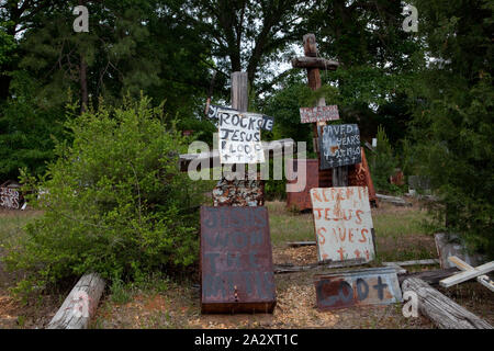 Rauhe hölzerne Kreuze und Peeling hand beschriftete Schilder Lager Bibel schrift Fragmente zu Zäune, Bäume genagelt werden, und jede andere in den späten W.C. Rice's stark Kreuz Garten, Prattville, Alabama Stockfoto