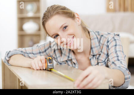 Porträt von glücklich weibliche Schreiner Ausarbeitung neues Projekt in Werkstatt Stockfoto