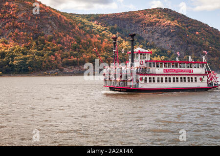 Kalter Frühling, NY, 24. September 2019: River Rose, ein Mississippi Paddle Wheeler, auf einem Herbst Laub Sightseeing Kreuzfahrt in der majestätischen Hudson River auf einer Stockfoto