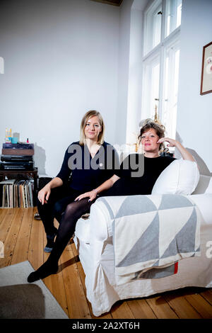 Berlin, Deutschland. 09 Sep, 2019. Annemarie Botzki (l) und Kristin Mudra, beide Aktivisten der Umweltbewegung Aussterben Rebellion. (Zu "Blockaden und Zeigen für das Klima: Wer ist Aussterben Rebellion?") Credit: Christoph Soeder/dpa/Alamy leben Nachrichten Stockfoto