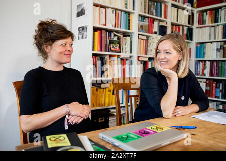 Berlin, Deutschland. 09 Sep, 2019. Kristin Mudra (l) und Annemarie Botzki, beide Aktivisten der Umweltbewegung Aussterben Rebellion. (Zu "Blockaden und Zeigen für das Klima: Wer ist Aussterben Rebellion?") Credit: Christoph Soeder/dpa/Alamy leben Nachrichten Stockfoto