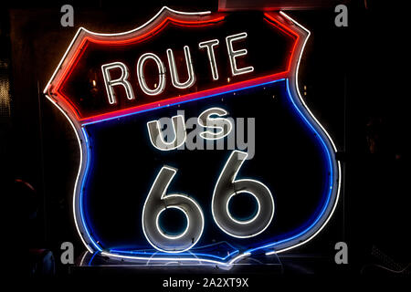 66 Leuchtreklame Route, Teil einer Anzeige von Vintage und Neon vom historischen US-Route 66 auf dem Mittelstreifen der Santa Monica Boulevard in West Hollywood, Kalifornien Stockfoto