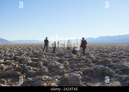 Besucher erkunden Devil's Golf Course, eine große Salzpfanne auf dem Boden des Death Valley in Kalifornien am Mittwoch, 2. Januar 2019. Stockfoto