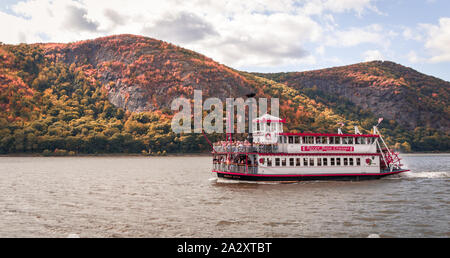 Kalter Frühling, NY, 24. September 2019: River Rose, ein Mississippi Paddle Wheeler, auf einem Herbst Laub Sightseeing Kreuzfahrt in der majestätischen Hudson River auf einer Stockfoto
