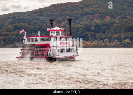 Kalter Frühling, NY, 24. September 2019: River Rose, ein Mississippi Paddle Wheeler, auf einem Herbst Laub Sightseeing Kreuzfahrt in der majestätischen Hudson River auf einer Stockfoto