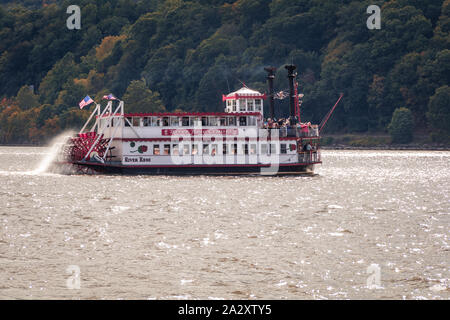 Kalter Frühling, NY, 24. September 2019: River Rose, ein Mississippi Paddle Wheeler, auf einem Herbst Laub Sightseeing Kreuzfahrt in der majestätischen Hudson River auf einer Stockfoto