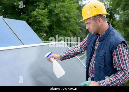 Techniker überprüft die Wartung der Solaranlage Stockfoto