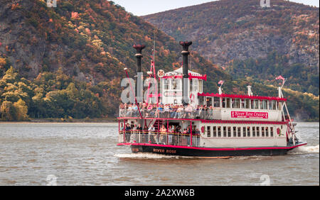 Kalter Frühling, NY, 24. September 2019: River Rose, ein Mississippi Paddle Wheeler, auf einem Herbst Laub Sightseeing Kreuzfahrt in der majestätischen Hudson River auf einer Stockfoto