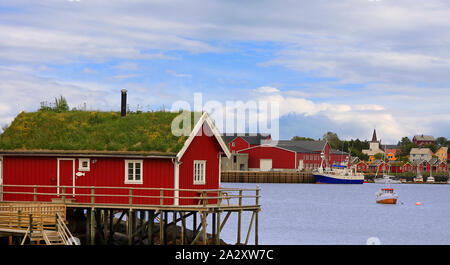 Norwegischen roten Fischerhütten (RORBU) mit grünem Gras der Lofoten in Norwegen Stockfoto