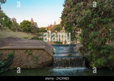 2019, September. Indaiatuba, Brasilien. Kleiner Wasserfall entlang des Flusses, in der Ökologische Park (Parque Ecologico). Stockfoto