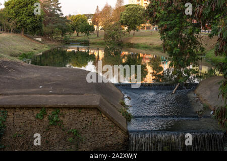 2019, September. Indaiatuba, Brasilien. Kleiner Wasserfall entlang des Flusses, in der Ökologische Park (Parque Ecologico). Stockfoto