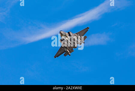 Eine Lockheed Martin F-35A Lightning II Jet fighter eine Kurve mit der Start- und Landebahn am Hill Air Force Base, Utah, USA an Land. Stockfoto