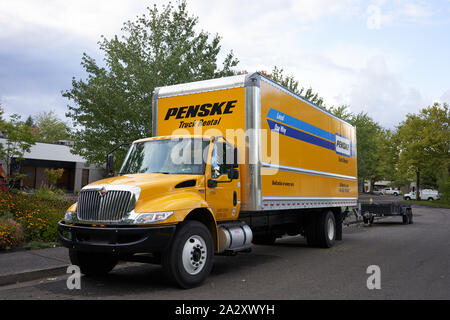 Ein Penske Mietauto, der am Straßenrand abgestellt wird. Penske Truck Leasing ist ein Joint Venture von Penske Corporation, Penske Automotive Group und Mitsui & Co. Stockfoto