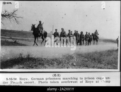 Roye Frankreich. Deutsche Kriegsgefangene marschieren ins Gefängnis Käfig unter französischer Escort, südwestlich von Roye in Camp de Caesar, 10. Sept. 1918 Stockfoto