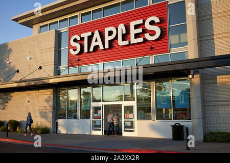 Staples Store im Cascade Station Shopping Center in Portland, Oregon, am Samstag, 21. September 2019, bei Sonnenuntergang. Stockfoto