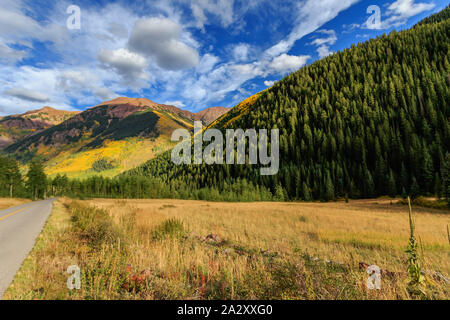 Herbst Farbe auf einem Colorado Raodside Stockfoto