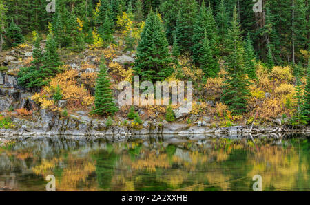 Maroon See im Herbst Farbe Stockfoto