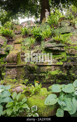 Hever Castle Garten, Pergola entfernt. Wunderschöne Wand mit geformten Stein, Grün und einem kleinen Bachlauf. Vertikale Format. Kent, England. Stockfoto