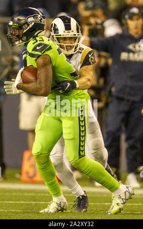 Seattle, USA. 3. Okt, 2019. Los Angeles Rams wide receiver Cooper Kupp (18) hält den Seattle Seahawks freie Sicherheit Tedric Thompson (33), nachdem er mit einem Abfangen im vierten Quartal bei CenturyLink Feld während der Donnerstag Nacht Fußballspiel auf Oktober 3, 2019 in Seattle, Washington kam. Die Seahawks schlagen die Los Angeles Rams 30-29 Foto von Jim Bryant/UPI Quelle: UPI/Alamy leben Nachrichten Stockfoto