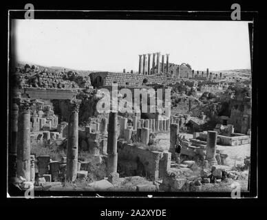 Ruinen von Jerash (gerasa). Die Kathedrale Innenhof, der Tempel der Artemis am Horizont Stockfoto