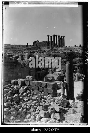 Ruinen von Jerash (gerasa). Die Kathedrale Innenhof. Übersicht der Tempel der Artemis am Horizont Stockfoto