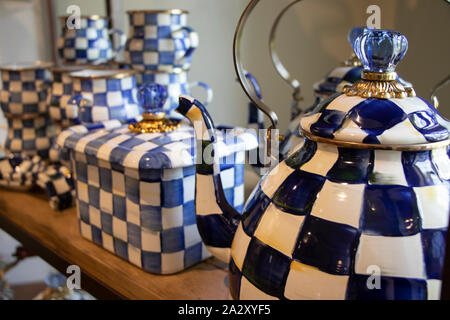 Aurora, New York, USA - 27. Juli 2019: Charming Blue and White Royal Check Enamelware Display at Mackenzie Childs Shop, Finger Lakes, New York State Stockfoto