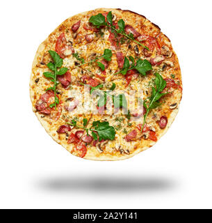 Gebackene Pizza mit geräuchertem Würstchen, Pilze, Tomaten, Käse und Rucola Blätter isoliert auf weißem backgroundм Stockfoto