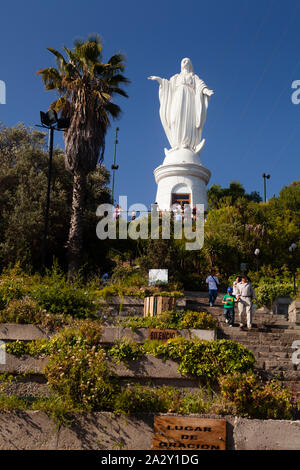 Statue der Jungfrau Maria auf dem Gipfel des Cerro San Cristobal (San Cristobal Hügel). Stockfoto