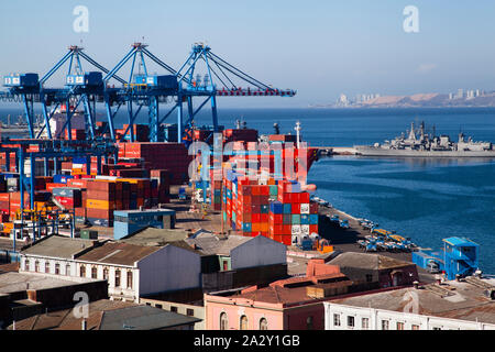 Blick auf den Containerhafen in Valparaiso, Chile Stockfoto