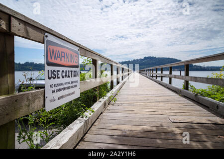 NORTH VANCOUVER, BC, KANADA - 1. SEPTEMBER 2019: Ein Warnschild am Pier in der Nähe der Bootsanlegestelle im Cates Park. Stockfoto