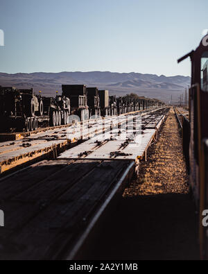 Us-Marines mit 2Nd Marine Division taktische Fahrzeuge von einer Lokomotive Entladen des Marine Corps Logistikstandort, Barstow, Oktober 1, 2019. Die Fahrzeuge werden in den kommenden integrierte Ausbildung Übung findet statt im Marine Corps Air Ground Combat Center Twentynine Palms verwendet werden. (U.S. Marine Corps Foto von Lance Cpl. Corey Mathews) Stockfoto