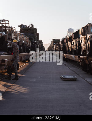 Us-Marines mit 2Nd Marine Division taktische Fahrzeuge von einer Lokomotive Entladen des Marine Corps Logistikstandort, Barstow, Oktober 1, 2019. Die Fahrzeuge werden in den kommenden integrierte Ausbildung Übung findet statt im Marine Corps Air Ground Combat Center Twentynine Palms verwendet werden. (U.S. Marine Corps Foto von Lance Cpl. Corey Mathews) Stockfoto