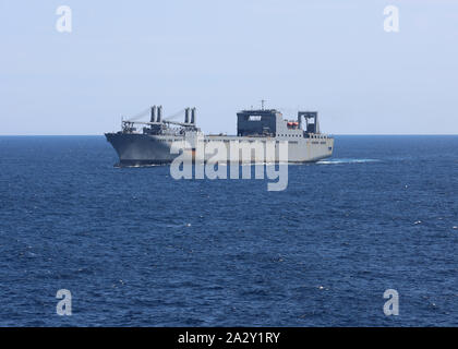 190924-N-OH 262-0669 NORDATLANTIK (Sept. 24, 2019) Das Militär Sealift Command große, mittlere Geschwindigkeit Roll-on/Roll-off-Schwankung sealift ship USNS Mendonca (T-AKR 303) Führt die taktische Formation Manöver im Nordatlantik, Sept. 24, 2019. Die simulierte vermitteln Manöver Teil des Turbo Aktivierung US Transportation Command, Material die Bereitschaft der Überspannungsschutz sealift Flotte und ihre Besatzungen' Fähigkeit, ihre Schiffe in einem feindlichen Umfeld zu segeln zu prüfen wurden. (U.S. Marine Foto von Bill Mesta/freigegeben) Stockfoto