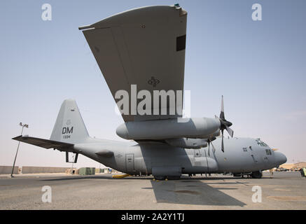 Ein US Air Force EG-130 H Kompass Anruf Flugzeuge erwartet Abfahrt Ali Al Salem Air Base, Kuwait, Oktober 2, 2019. Der Flugzeuge Abreise fällt mit der Inaktivierung der 43rd Expeditionary Electronic Combat Squadron an Sept. 30, 2019. (U.S. Air Force Foto von Tech. Sgt. Daniel Martinez) Stockfoto