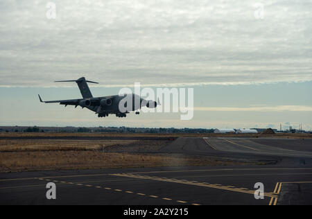 Eine C-17 Globemaster III kommt an Moses Lake Municipal Airport, Washington, Oktober 1, 2019 zu landen. Zwei C-17 s von McChord Feld flog nach Moses Lake Air Force Piloten auf einer Vielzahl von Flugzeugen Anlandungen und für Soldaten zu trainieren, ihre langfristige Kommunikation Ausrüstung zu prüfen. (U.S. Air Force Foto von älteren Flieger Tryphäna Mayhugh) Stockfoto