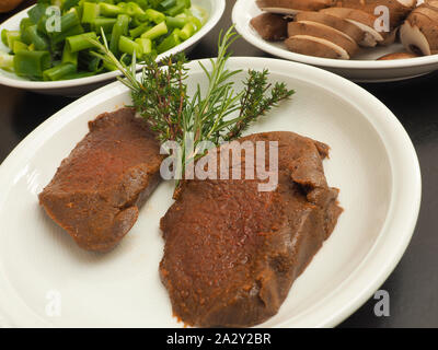 Filetsteak Rotwild mit Zutaten auf einem Küchentisch Stockfoto