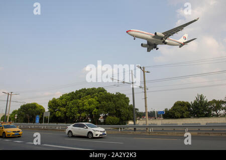 Ein absteigendes Flugzeug der China Eastern Airlines fliegt am 15. August 2019 über den Huqingping Highway in der Nähe des Shanghai Hongqiao Flughafens. Stockfoto