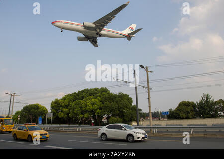 Ein absteigendes Flugzeug der China Eastern Airlines fliegt am 15. August 2019 über den Huqingping Highway in der Nähe des Shanghai Hongqiao Flughafens. Stockfoto