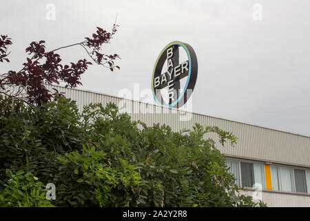 Peking, China - 29. Juli 2019: Das Bayer-Cross-Logo im Bayer-Werk in Peking im vorstädtischen Wirtschafts-Technologischen Entwicklungsgebiet Beijing (BDA). Stockfoto