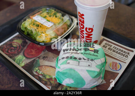 Portland, Oregon, USA - 30.August 2019: Eine unmögliche Whopper Sandwich und einem seitlichen Garten Salat in einem Burger King Restaurant in Portland. Stockfoto