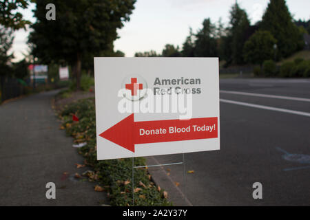Lake Oswego, Oregon, USA - 30. August 2019: Ein Schild des amerikanischen Roten Kreuzes am Straßenrand. Stockfoto