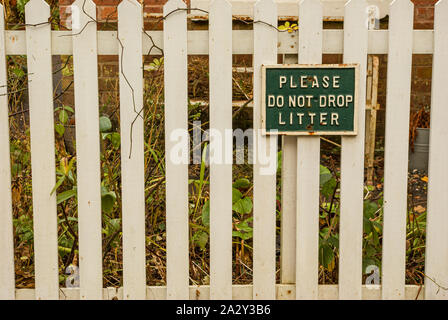 Bitte don Wurf Zeichen nicht auf Creme Wicket fence drop Stockfoto