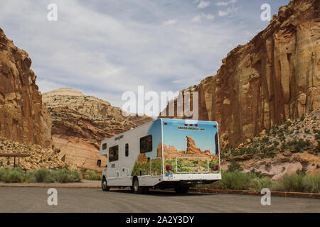 Ein Cruise America Mietfahrzeug wird gesehen, geparkt im Capitol Reef National Park, Utah, am Sonntag, 5. Juli 2015. Stockfoto