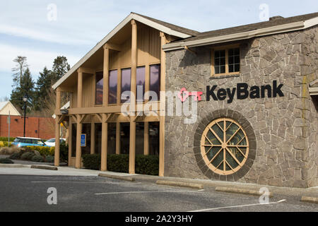 West Linn, ODER - Mar 5, 2019: Das Äußere eines KeyBank Zweig. KeyBank, die primäre Tochtergesellschaft der KeyCorp, ist eine regionale Bank mit Hauptsitz in Ohio. Stockfoto