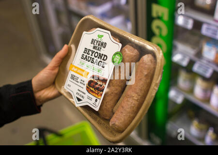 Portland, Oregon, USA - 28. Mai 2019: Ein Kunde entscheidet über Fleisch Marke über Wurst auf einen Whole Foods Market Lebensmittelgeschäft. Stockfoto