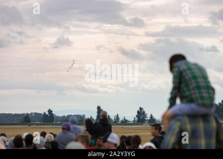 Ein USAF Thunderbirds F-16 fest und biegen Sie an der Abbotsford Airshow Stockfoto