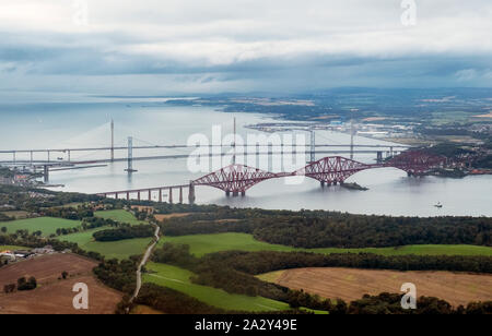 Luftaufnahme der drei Brücken, die sich über die ERHABENE zwischen South und North Queensferry, Schottland.