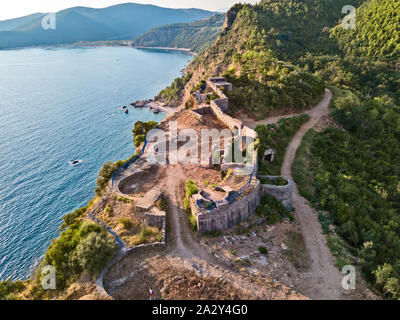 Luftaufnahme von Mogren Festung, Tvrdava Mogren, es liegt auf einem Vorgebirge Mogren entfernt. Budva. Montenegro. Zerklüftete Küste Stockfoto