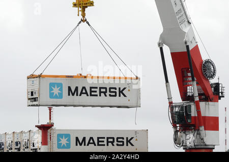 Kran entlädt Containerschiff Sevmorput-russischen Atom-powered Icebreaker leichter an Bord des Schiffs. Container terminal Hafen im Pazifischen Ozean Stockfoto